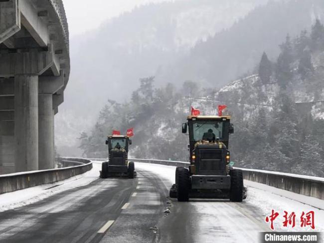 湖北高速部分路段免费放行 湖北交警开道护送高速滞留车辆通行