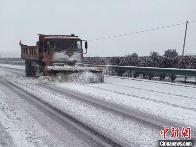 湖北高速部分路段免费放行 湖北交警开道护送高速滞留车辆通行